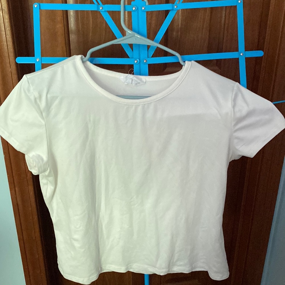 White cropped t shirt